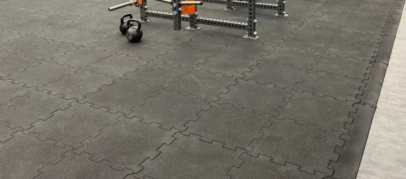 Sportboden aus Gummi, Puzzle Elemente, 20mm Stärke, Fitnessmatten, Fitnessboden, Bodenschutzmatten, Farbe Schwarz - NEU