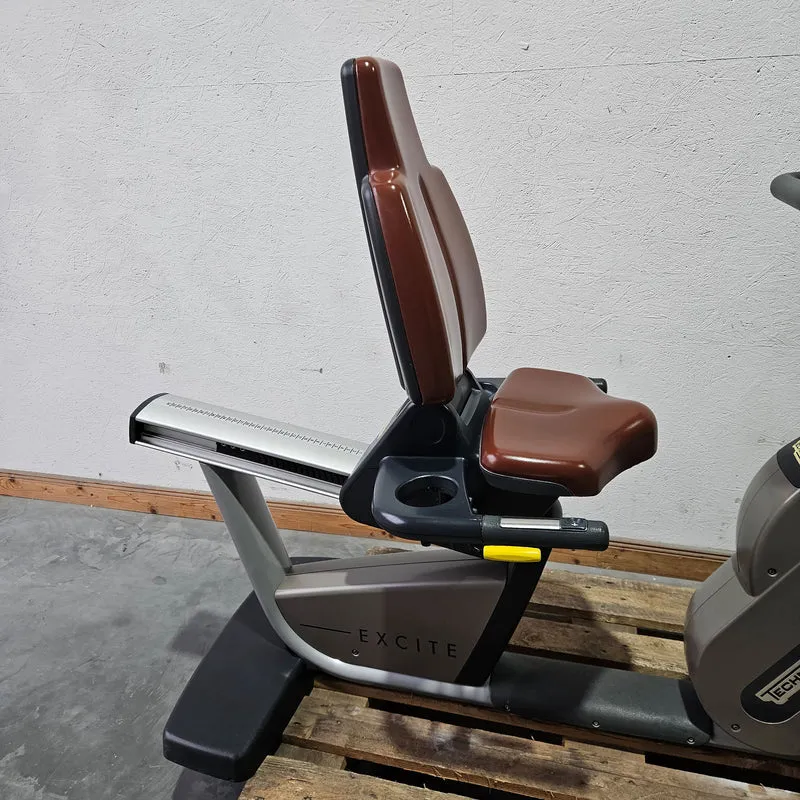 TechnoGym Recumbent Excite Line Recline 500, LED Display, verstellbare Pedalarme, ohne Handpuls, Polster Rot-Braun, gebraucht - überholter Zustand