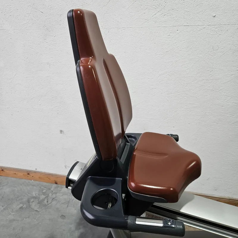 TechnoGym Recumbent Excite Line Recline 500, LED Display, verstellbare Pedalarme, ohne Handpuls, Polster Rot-Braun, gebraucht - überholter Zustand