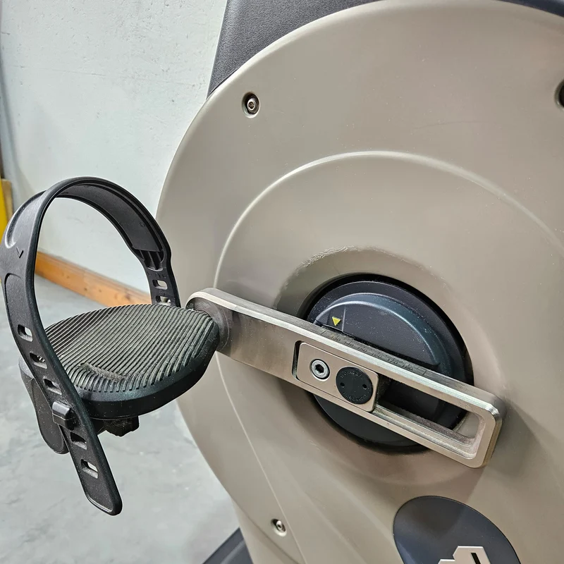 TechnoGym Recumbent Excite Line Recline 500, LED Display, verstellbare Pedalarme, ohne Handpuls, Polster Rot-Braun, gebraucht - überholter Zustand
