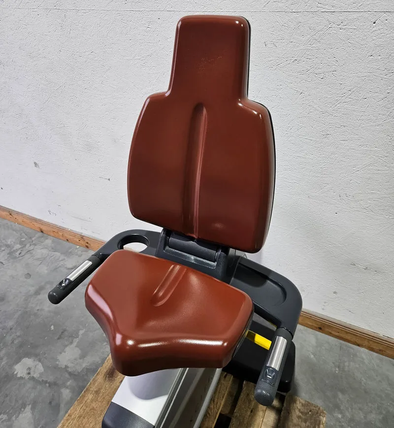 TechnoGym Recumbent Excite Line Recline 700, LED Display, mit Handpuls, Polster Rot-Braun, gebraucht - überholter Zustand