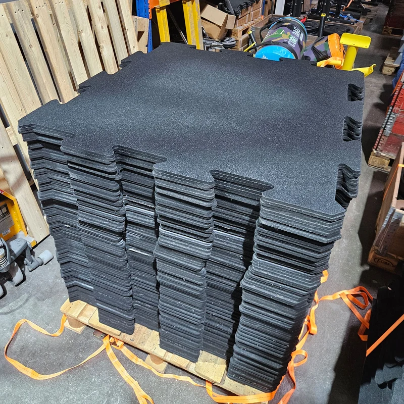 Sportboden Gummimatten, 100 QM = 100 Stücke 100x100cm, 9mm Stark, Plus diverse zugeschnitte Stücke, Farbe Schwarz, gebraucht - guter Zustand