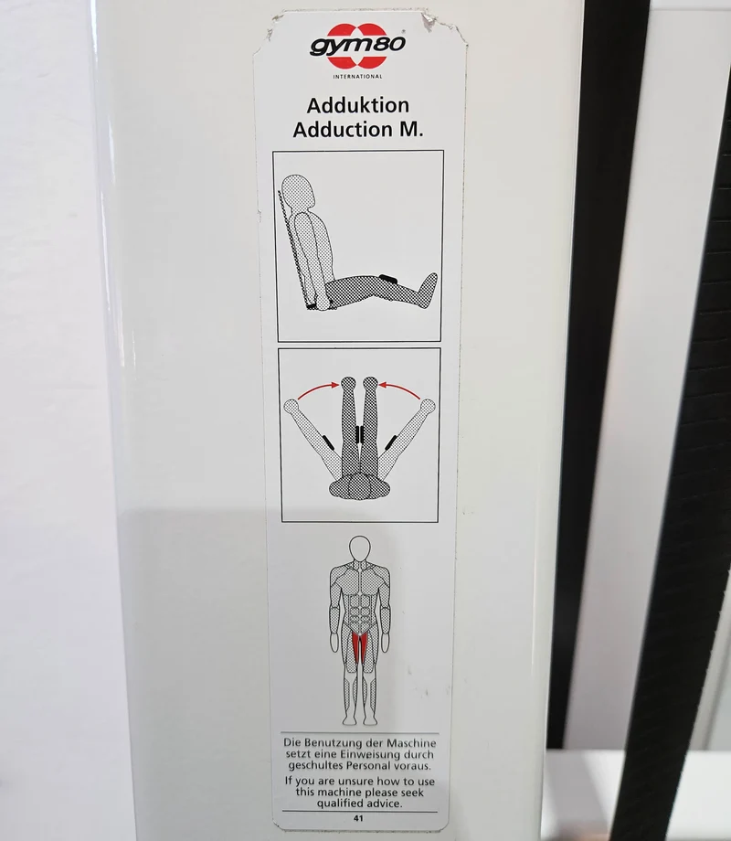 Gym80 Adduktorenmaschine, Hip Adductor, sitzend, Oldschool Bodybuilding Kraftgerät - Edition Line mit Verkleidung, Rahmen Weiß, gebraucht - geprüfter Zustand