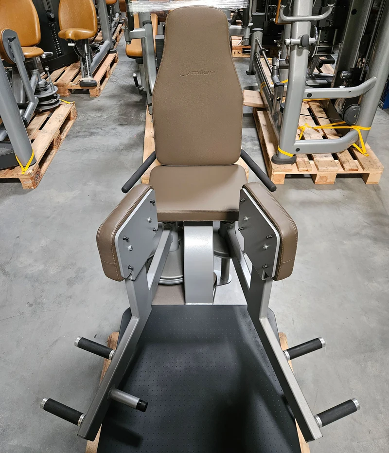 Milon Milcanic Adduktorenmaschine, Hip Adductor, Rahmenfarbe Silber, Verkleidung Anthrazit, gebraucht - überholter Zustand