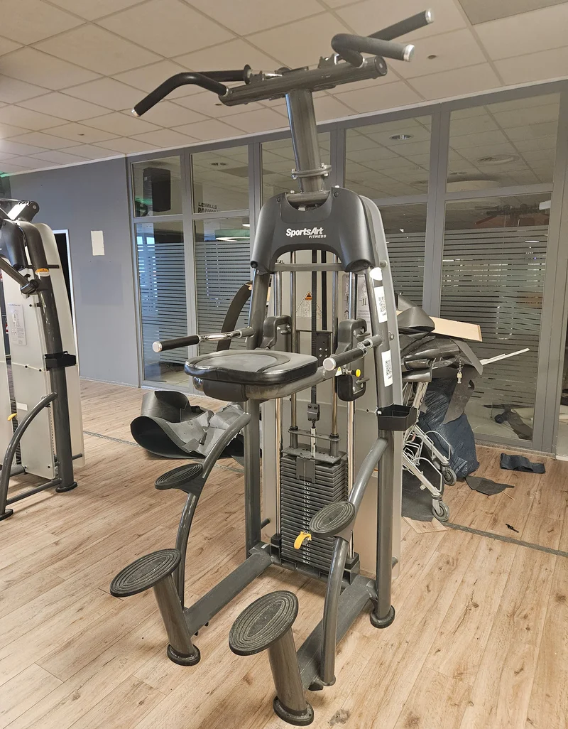 SportsArt komplette Fitnessstudio Ausstattung - 75 Fitnessgeräte im Set - Kraftgeräte, Cardiogeräte, Bänke, Racks etc - Rahmen Anthrazit, gebraucht - überholter Zustand
