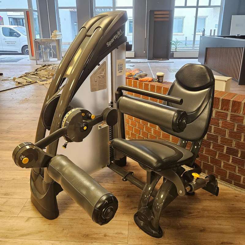 SportsArt komplette Fitnessstudio Ausstattung - 75 Fitnessgeräte im Set - Kraftgeräte, Cardiogeräte, Bänke, Racks etc - Rahmen Anthrazit, gebraucht - überholter Zustand