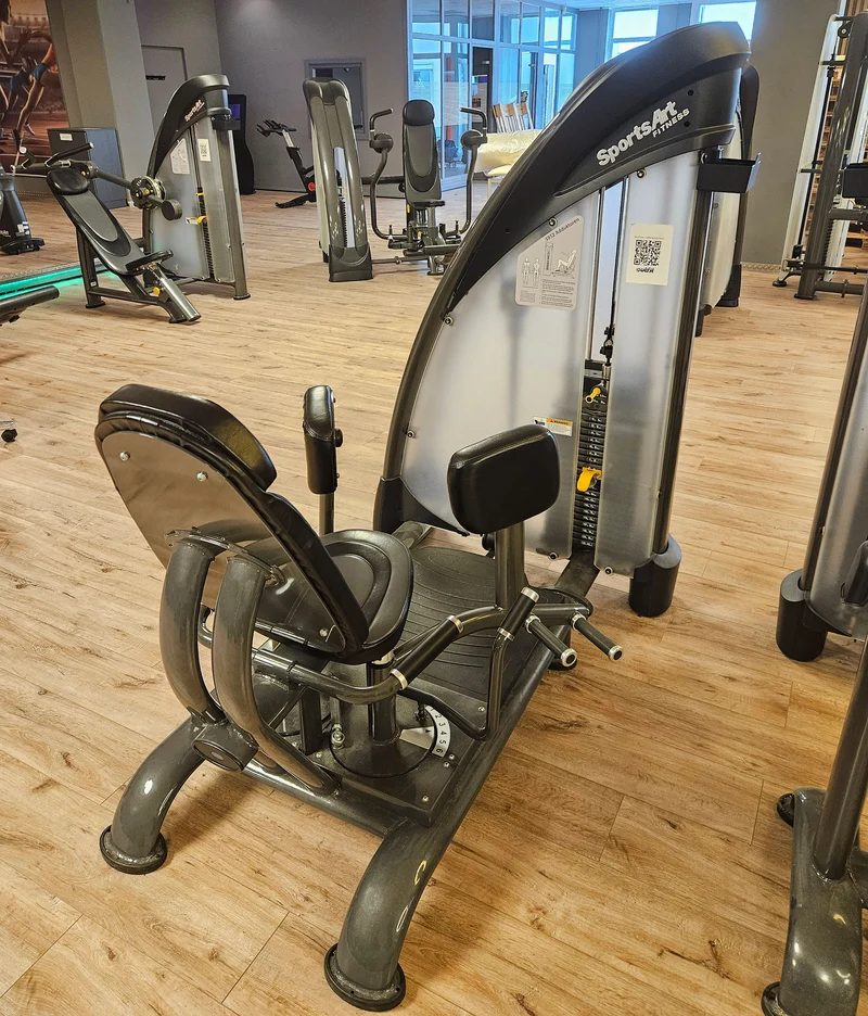 SportsArt komplette Fitnessstudio Ausstattung - 75 Fitnessgeräte im Set - Kraftgeräte, Cardiogeräte, Bänke, Racks etc - Rahmen Anthrazit, gebraucht - überholter Zustand