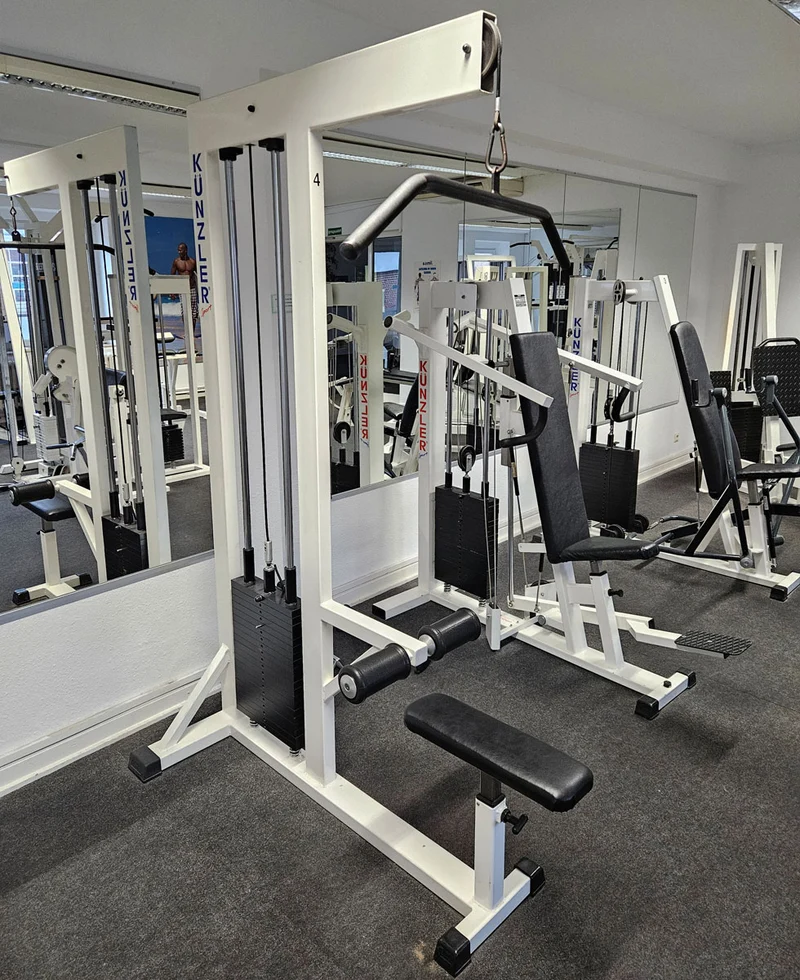 Künzler Latzug von Oben mit Karabiner, Pulldown, Oldschool Bodybuilding Kraftgerät, Rahmenfarbe Weiß, gebraucht und geprüft mit Gebrauchsspuren