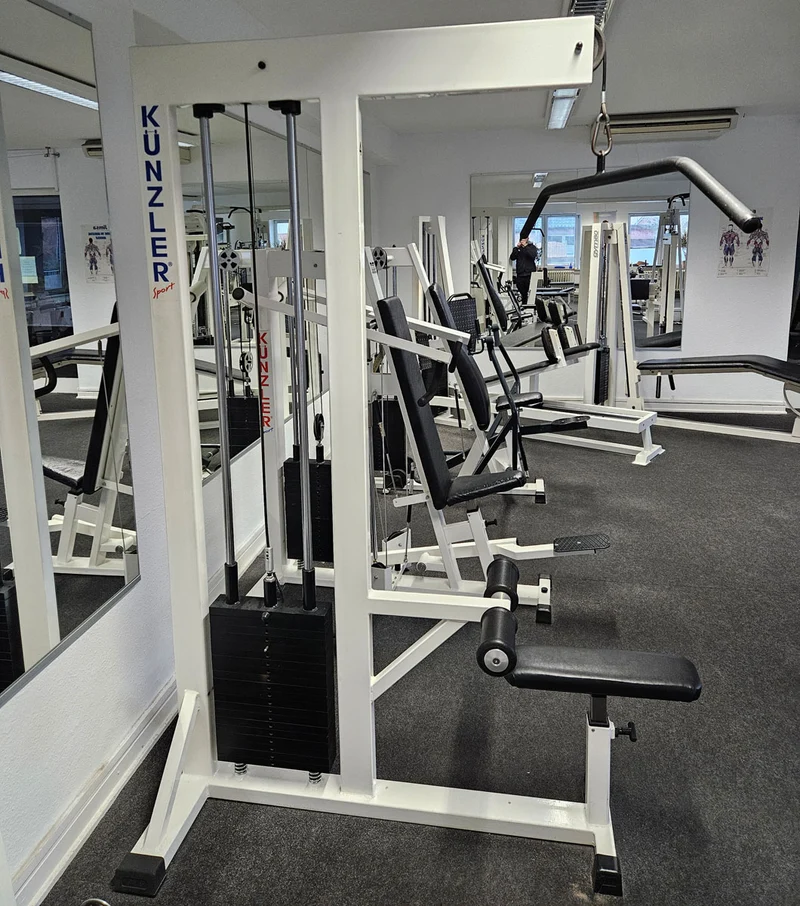 Künzler Latzug von Oben mit Karabiner, Pulldown, Oldschool Bodybuilding Kraftgerät, Rahmenfarbe Weiß, gebraucht und geprüft mit Gebrauchsspuren