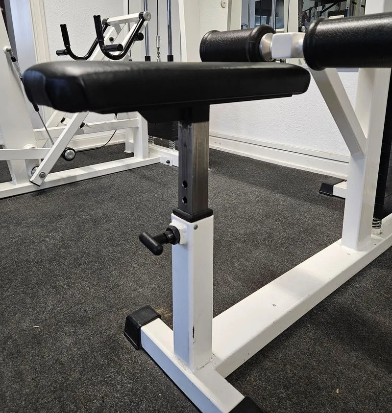 Künzler Latzug von Oben mit Karabiner, Pulldown, Oldschool Bodybuilding Kraftgerät, Rahmenfarbe Weiß, gebraucht und geprüft mit Gebrauchsspuren