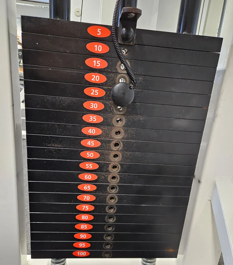Künzler Latzug von Oben mit Karabiner, Pulldown, Oldschool Bodybuilding Kraftgerät, Rahmenfarbe Weiß, gebraucht und geprüft mit Gebrauchsspuren