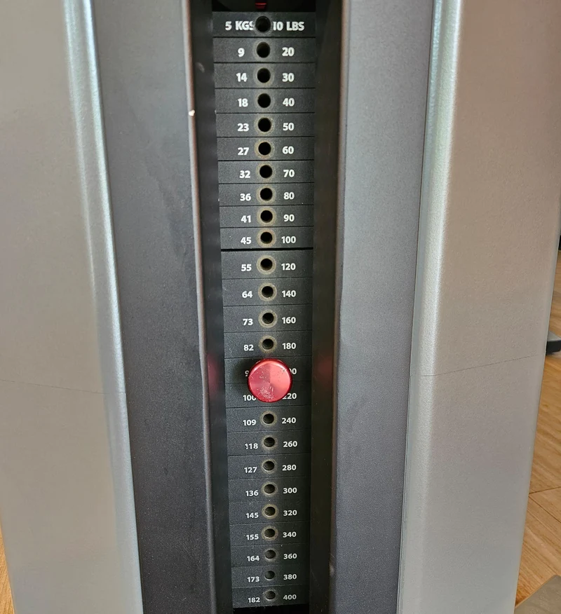 Freemotion Squat G610 - Kniebeugenmaschine, Bein Krafttrainingsgerät aus der Genesis Serie, Rahmenfarbe Silber, gebraucht - überholter Zustand