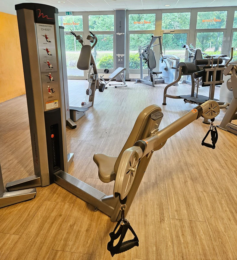 Freemotion Multi-Plane Chest G600 - Brustpresse am Kabel, Kabelzüge für Bankdrücken Brusttraining, Krafttrainingsgerät aus der Genesis Serie, Rahmenfarbe Silber, gebraucht - überholter Zustand