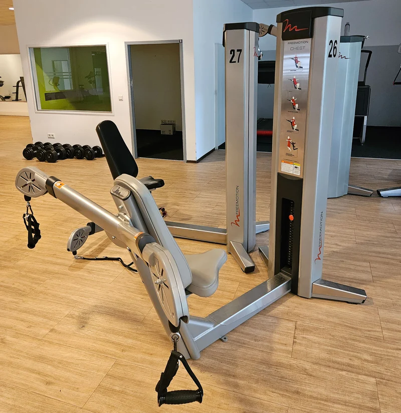Freemotion Multi-Plane Chest G600 - Brustpresse am Kabel, Kabelzüge für Bankdrücken Brusttraining, Krafttrainingsgerät aus der Genesis Serie, Rahmenfarbe Silber, gebraucht - überholter Zustand