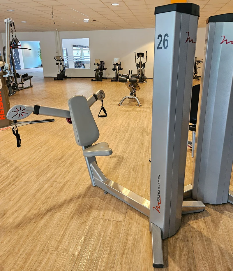 Freemotion Multi-Plane Chest G600 - Brustpresse am Kabel, Kabelzüge für Bankdrücken Brusttraining, Krafttrainingsgerät aus der Genesis Serie, Rahmenfarbe Silber, gebraucht - überholter Zustand