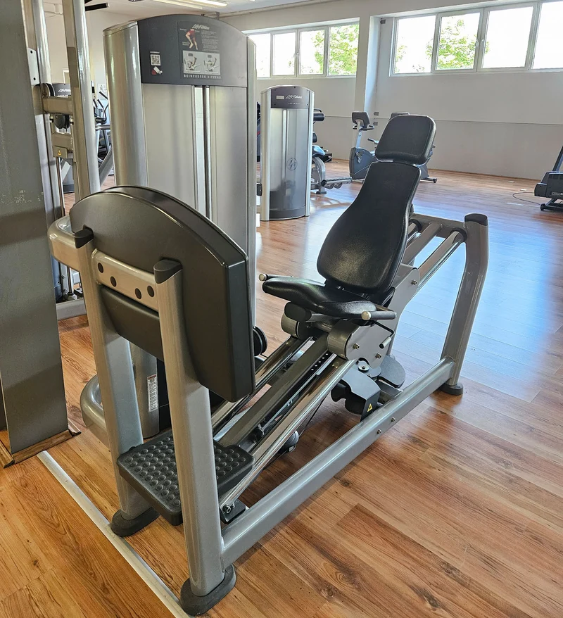 Life Fitness Beinpresse sitzend, Leg Press, Signature Serie, 195kg Gewichtsblock, Rahmenfarbe Silber, gebraucht - überholter Zustand