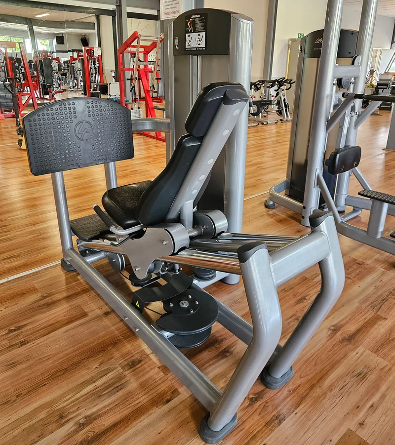 Life Fitness Beinpresse sitzend, Leg Press, Signature Serie, 195kg Gewichtsblock, Rahmenfarbe Silber, gebraucht - überholter Zustand