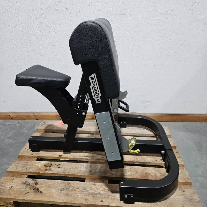 TechnoGym Pure Strength Scott Bench Scottcurl Bank, Bizeps Trainingsbank, Farbe Schwarz, gebraucht - überholter Zustand