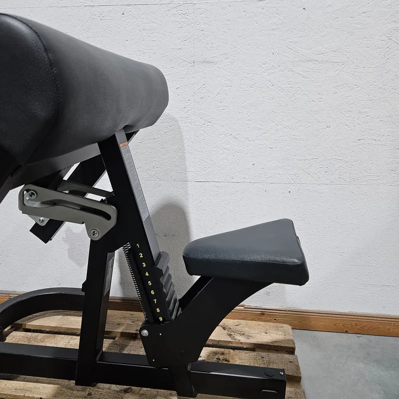 TechnoGym Pure Strength Scott Bench Scottcurl Bank, Bizeps Trainingsbank, Farbe Schwarz, gebraucht - überholter Zustand