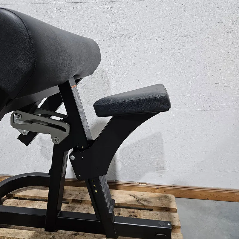 TechnoGym Pure Strength Scott Bench Scottcurl Bank, Bizeps Trainingsbank, Farbe Schwarz, gebraucht - überholter Zustand