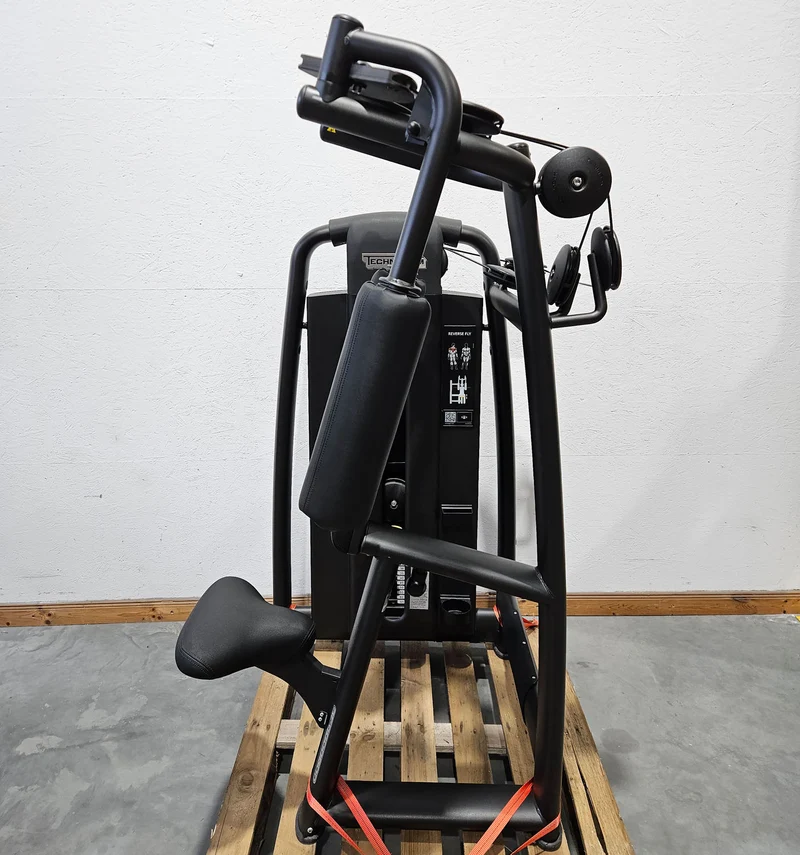 Technogym Selection Pro Reverse Fly, Butterfly Reverse, Rear Delt, Farbe Schwarz, gebraucht, überholter Zustand
