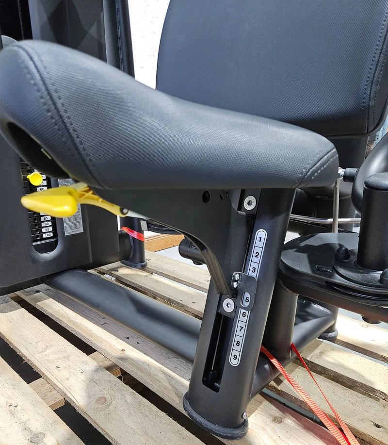 Technogym Selection Pro Pectoral Fly, Butterfly, Pec Fly, Farbe Schwarz, gebraucht, überholter Zustand