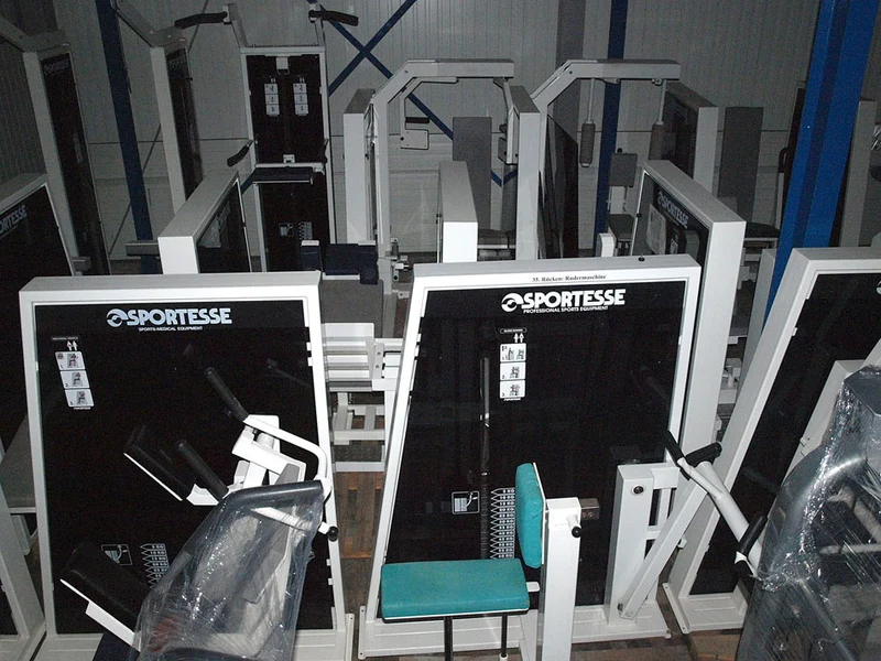 Sportesse Fitnessstudio Anlage, 16 Kraftgeräte, gebrauchter Fitnesspark, Farbe Weiß