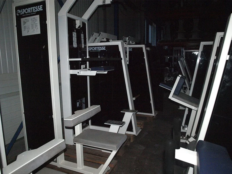 Sportesse Fitnessstudio Anlage, 16 Kraftgeräte, gebrauchter Fitnesspark, Farbe Weiß