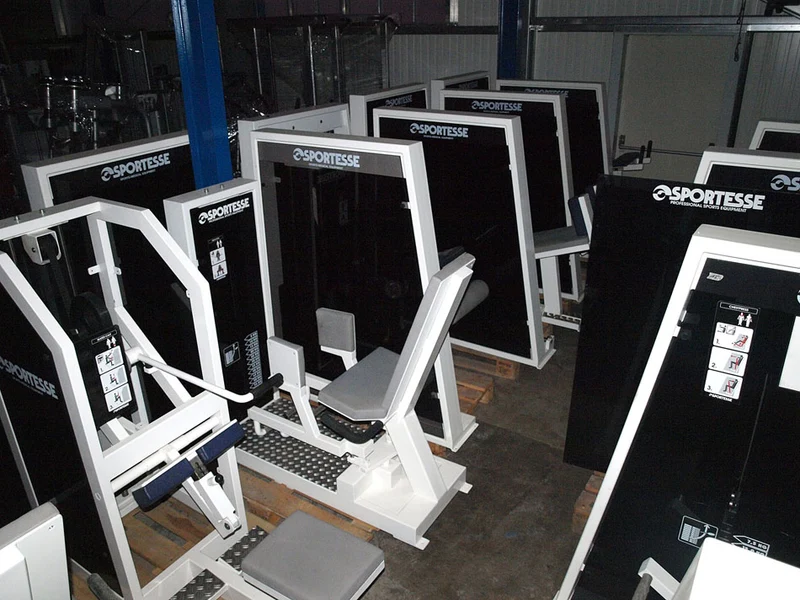 Sportesse Fitnessstudio Anlage, 16 Kraftgeräte, gebrauchter Fitnesspark, Farbe Weiß