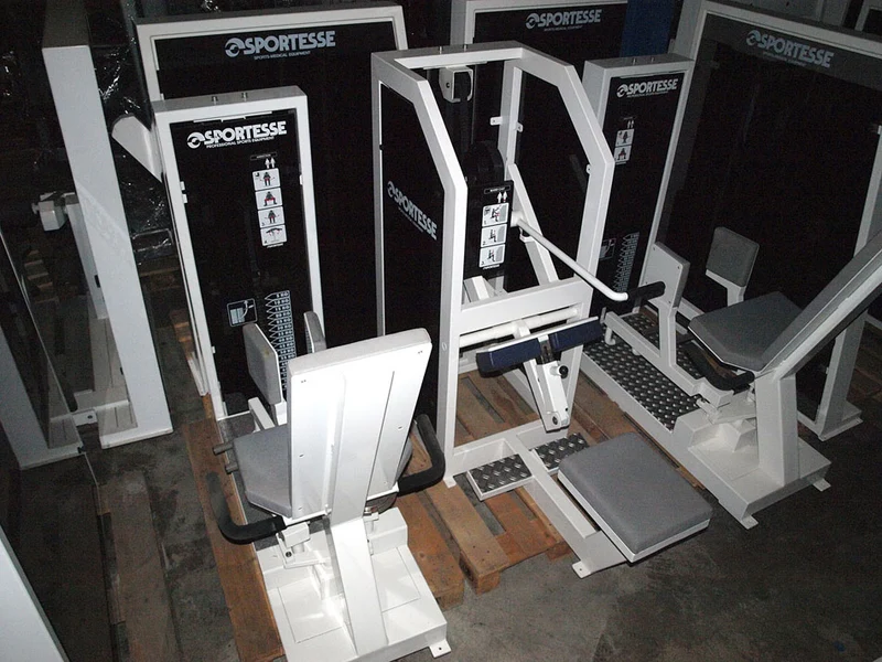 Sportesse Fitnessstudio Anlage, 16 Kraftgeräte, gebrauchter Fitnesspark, Farbe Weiß