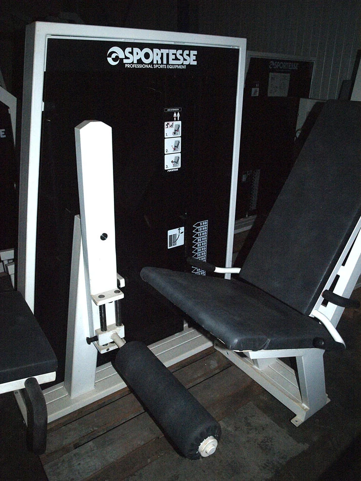 Sportesse Fitnessstudio Anlage, 16 Kraftgeräte, gebrauchter Fitnesspark, Farbe Weiß