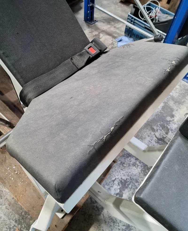 Sportesse Adduktorenmaschine, Oldschool, Rahmenfarbe Weiß mit brauner Plexiglasverkleidung, gebraucht mit Mängeln - Sonderpreis