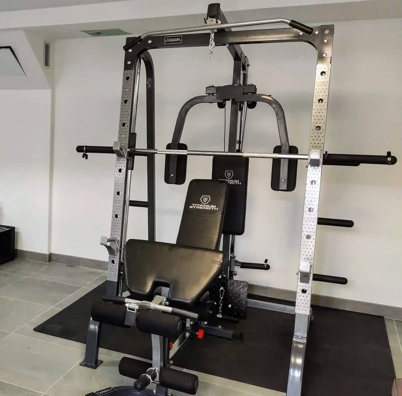 Titanium Strength Multipresse mit Seilzug, Hantelbank mit Beinstrecker, Butterfly und Scottbank 180SP