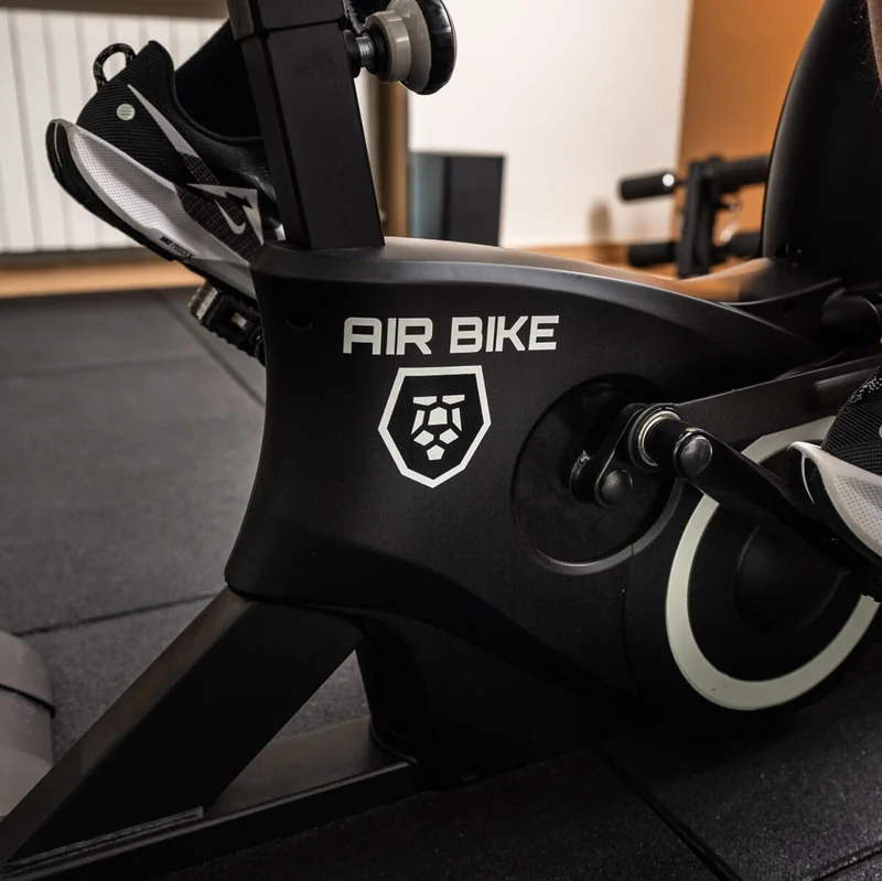 Titanium Strength Air Bike Pro V3 mit Windschutz