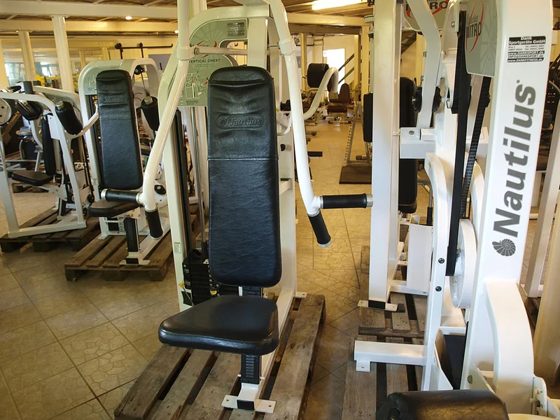 Nautilus Nitro Serie, Kraftgerätepark, 13 Fitnessstudio Geräte, Weiß, gebraucht