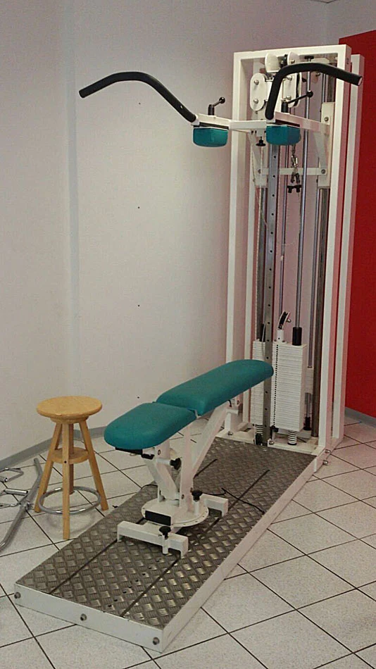 Multitrainer mit verstellbarerTrainingsbank
