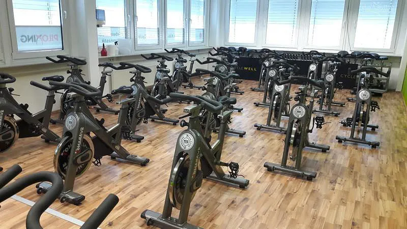 Tomahawk S-Serie Indoor Cycling, 22 Stück, mit großem Cycle Well Paket, Sonderfarbe, gebraucht - überholter Zustand