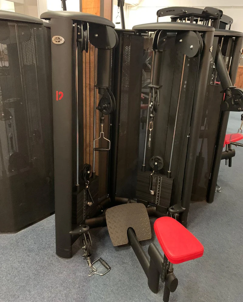 Gym80 Sygnum - 20 Kraftgeräte, 17 Bänke, Ständer, Ablagen etc - Gerätepark, Matt-Schwarz Sonderfarbe, gebraucht - Neuwertig
