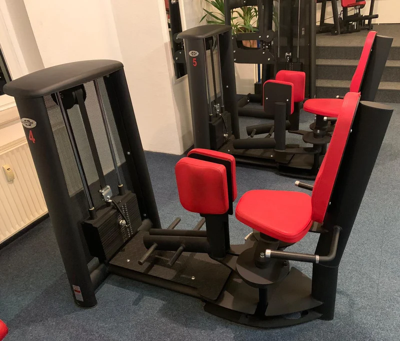 Gym80 Sygnum - 20 Kraftgeräte, 17 Bänke, Ständer, Ablagen etc - Gerätepark, Matt-Schwarz Sonderfarbe, gebraucht - Neuwertig