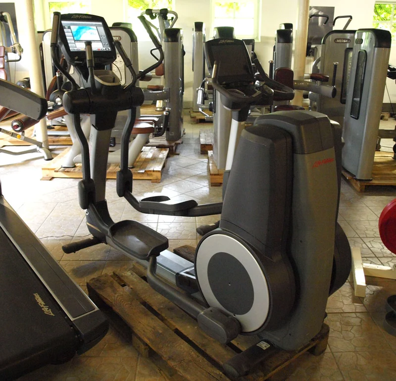 Life Fitness Elevation Series 95 Engage Cardiogerätepark, 10 Cardiogeräte im Set, Touchscreen Displays, gebraucht - überholter Zustand