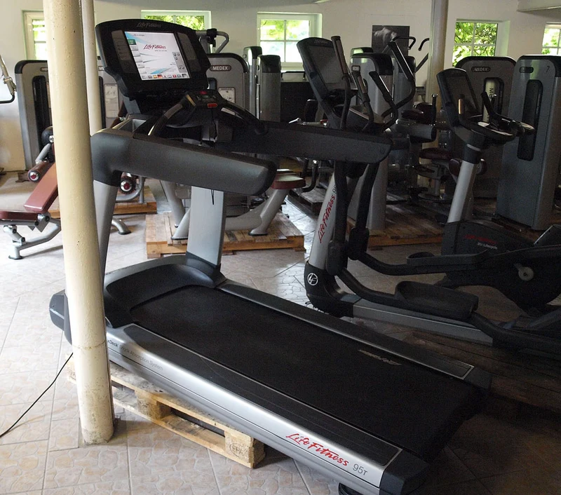 Life Fitness Elevation Series 95 Engage Cardiogerätepark, 10 Cardiogeräte im Set, Touchscreen Displays, gebraucht - überholter Zustand