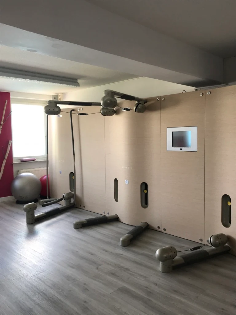 TechnoGym Kinesis Class Wand, Set mit 4 Modulen und TV, gebraucht, guter Zustand