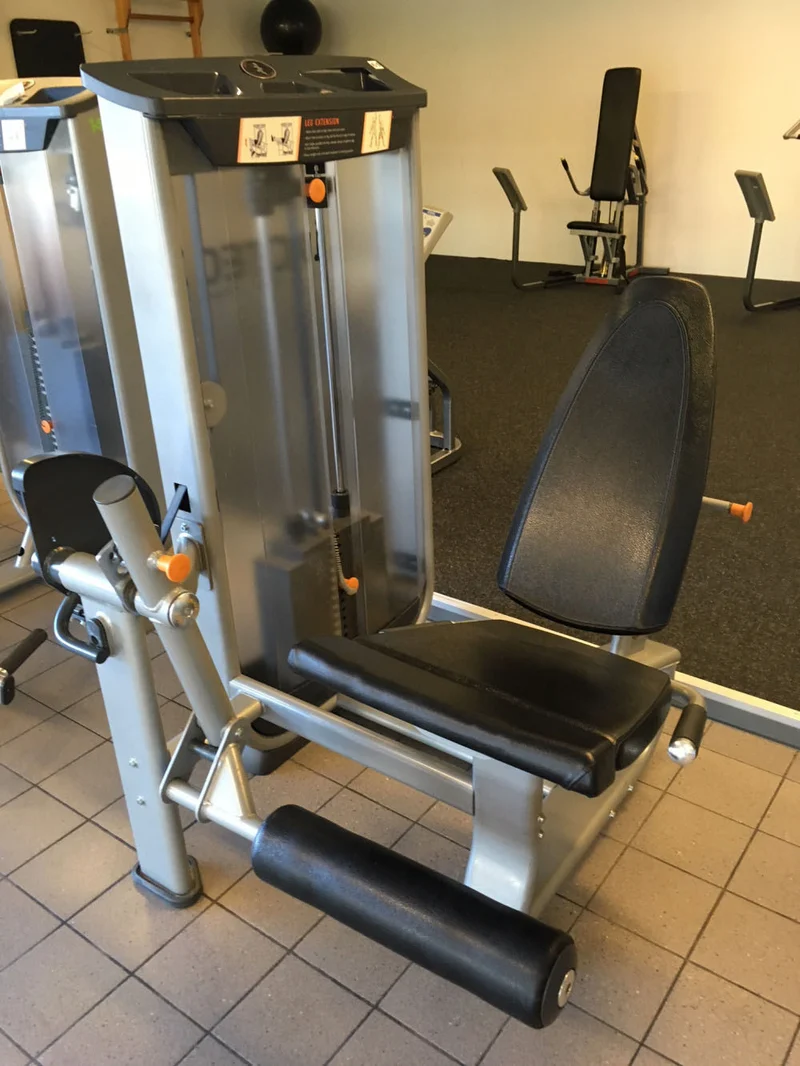 Inotec Kraftgeräteset mit 28 Fitnessgeräten, 18 Kraftgeräte, 10 Bänke und Racks, Natural Line, Silber, Polster Schwarz, gebraucht, überholter Zustand