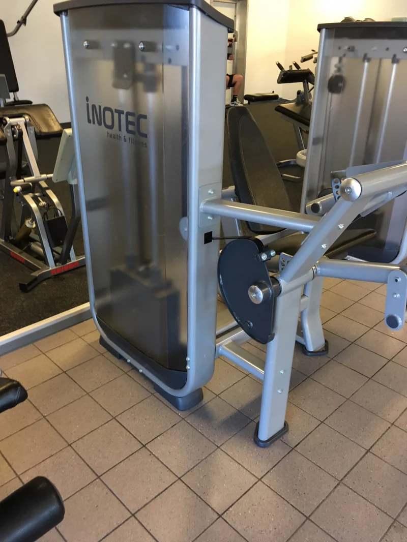 Inotec Kraftgeräteset mit 28 Fitnessgeräten, 18 Kraftgeräte, 10 Bänke und Racks, Natural Line, Silber, Polster Schwarz, gebraucht, überholter Zustand