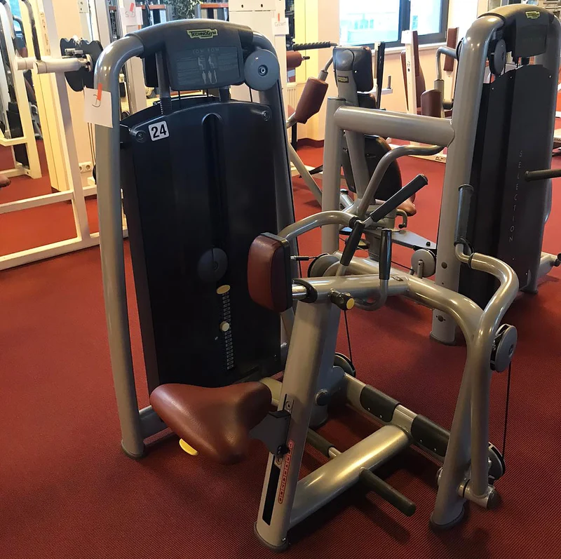 TechnoGym Low Row, Rudern, Latisolator, Selection Line - Neues Modell mit Plastikverkleidung, Polster Braun, gebraucht - überholter Zustand