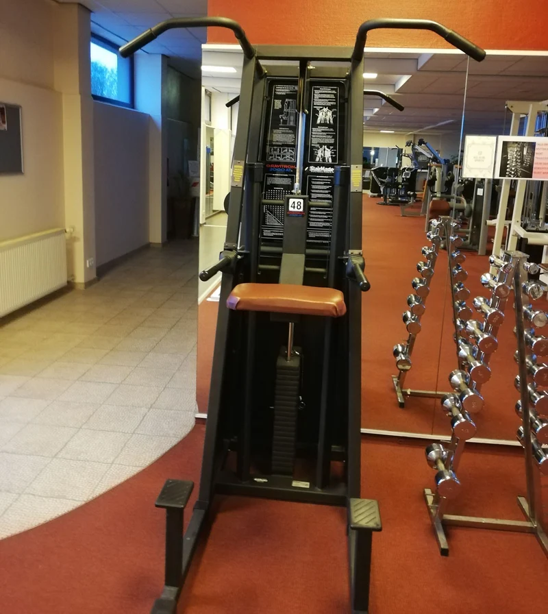 Stairmaster Gravitron 2000 AT Dip/Chin, Dip-Klimmzugmaschine mit Gewichtsunterstützung, Rahmen Schwarz, Polster Braun, gebraucht - überholter Zustand
