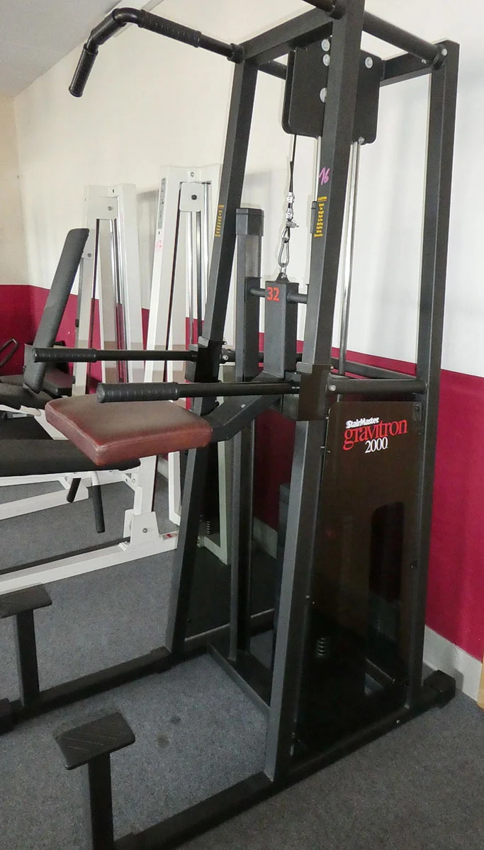 Stairmaster Gravitron 2000 AT Dip/Chin, Dip-Klimmzugmaschine mit Gewichtsunterstützung, Rahmen Schwarz, Polster Braun, gebraucht - überholter Zustand