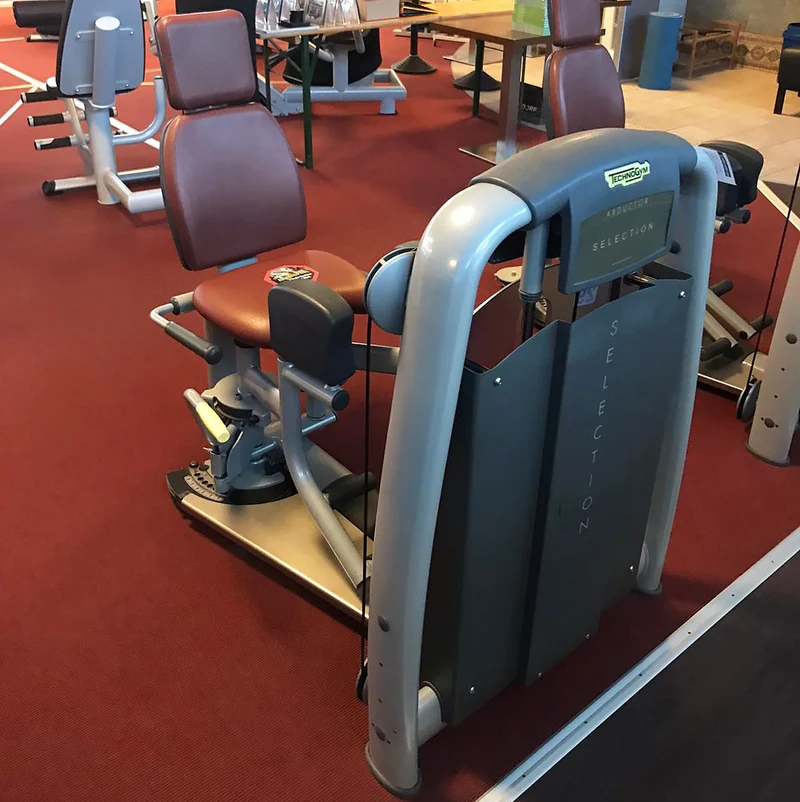 TechnoGym Abduktorenmaschine, Hip Abductor, Selection Line - Neues Modell mit Plastikverkleidung, Polster Braun, gebraucht - überholter Zustand