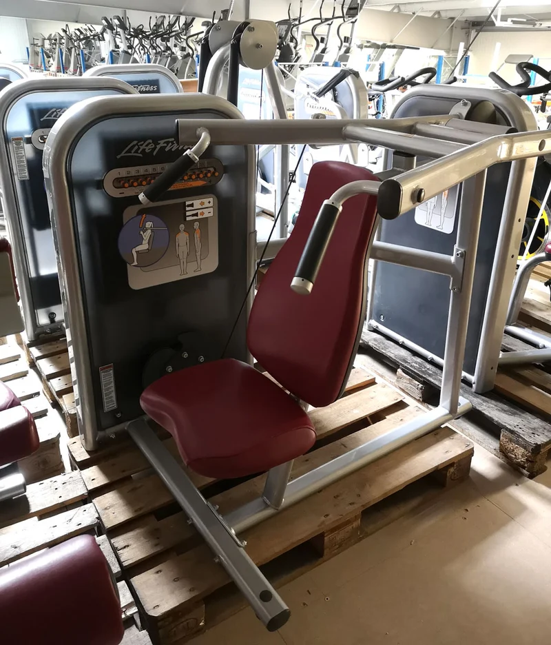 Life Fitness Zirkel mit 8 Fitnessgeräten, Circuit Series Set, Polster Rot, gebraucht - überholter Zustand