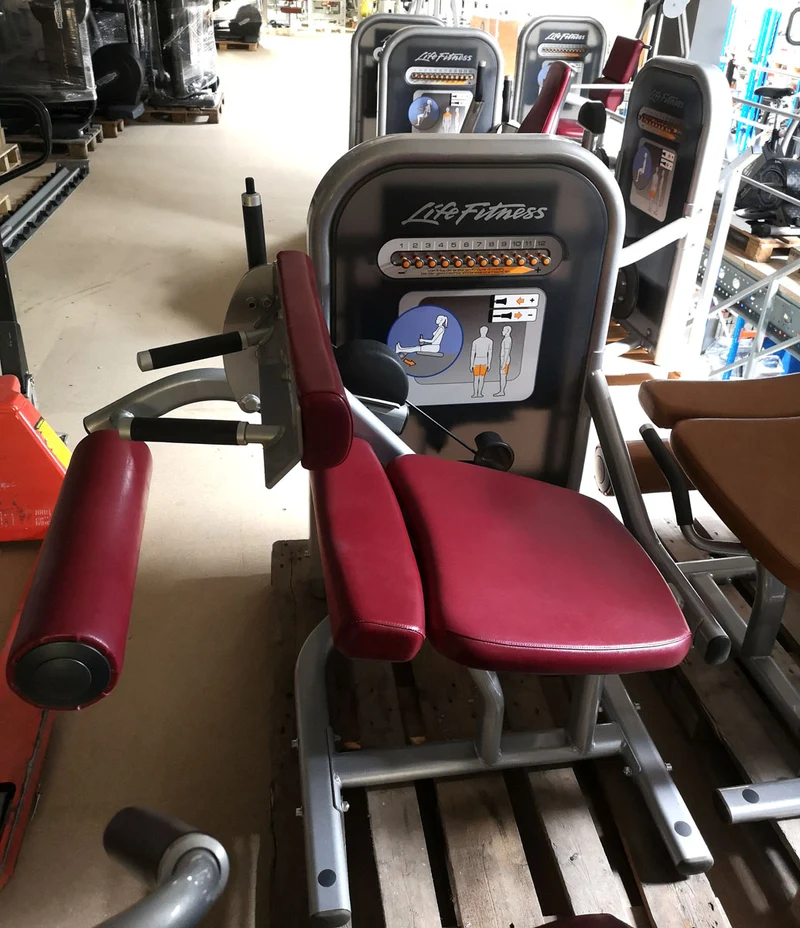 Life Fitness Zirkel mit 8 Fitnessgeräten, Circuit Series Set, Polster Rot, gebraucht - überholter Zustand